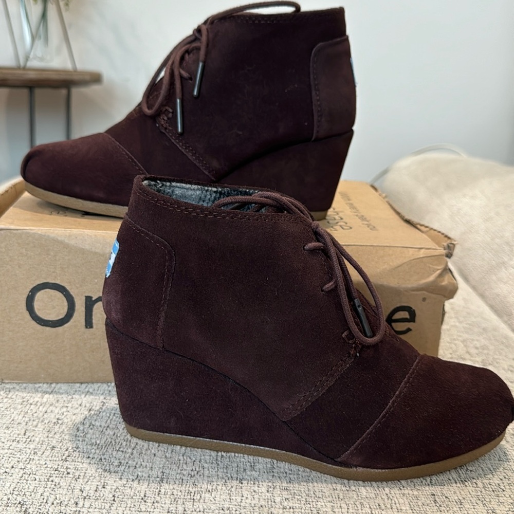 Toms desert wedge chocolate suede